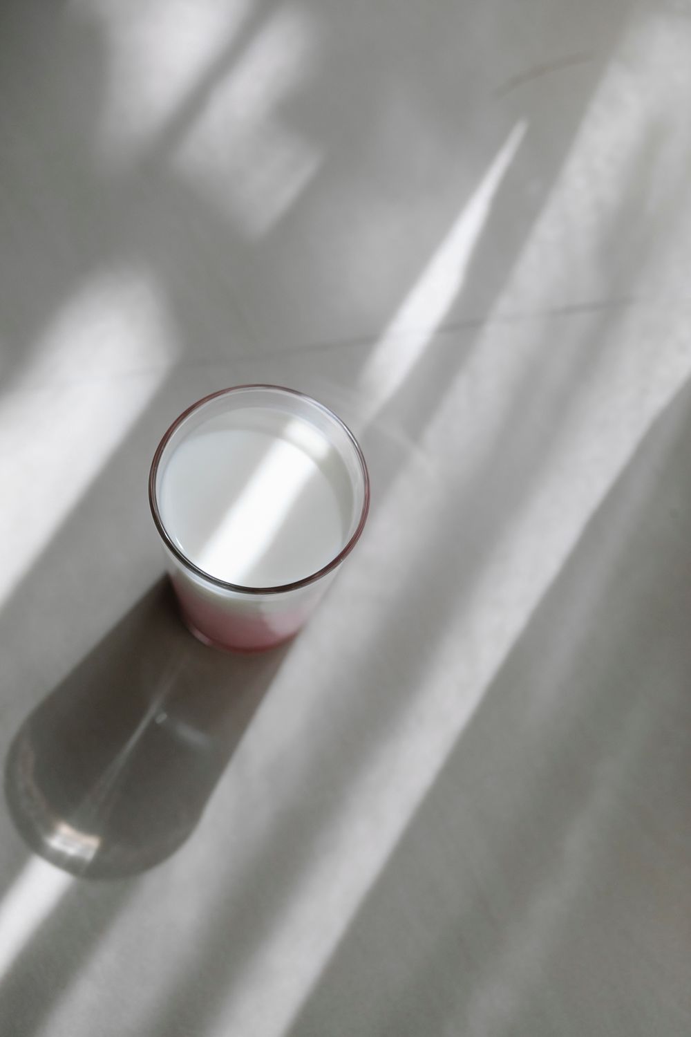Verre de lait dans la lumière
